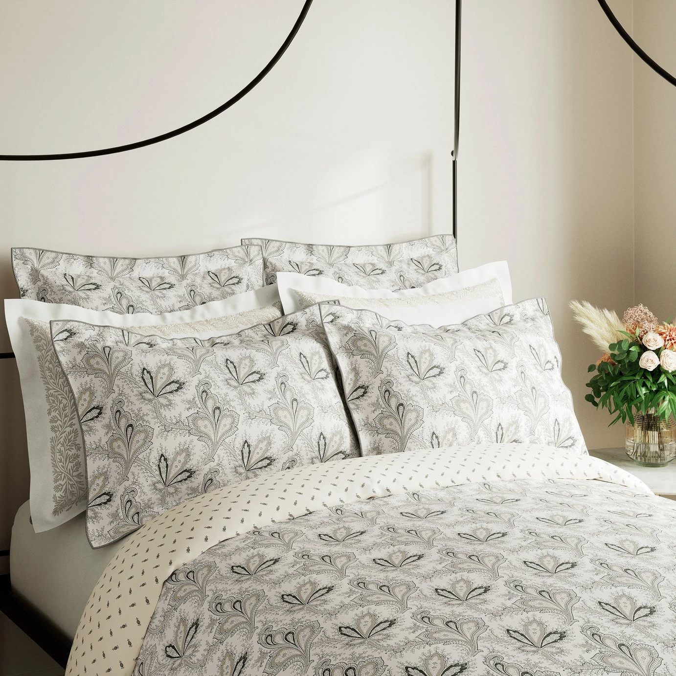 V&A Cotton 200 TC Aarya Indian Paisley Pillowcase - White 2 V&A Cotton 200 TC Aarya Indian Paisley Pillowcase - White - Image 2
