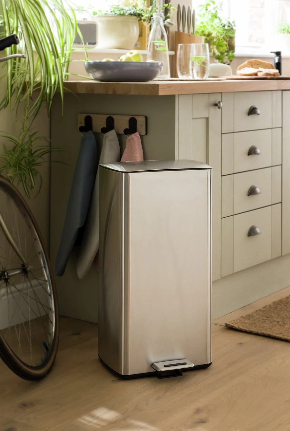 Habitat 30 Litre Modern Rectangular Bin - Silver 2 Habitat 30 Litre Modern Rectangular Bin - Silver - Image 2