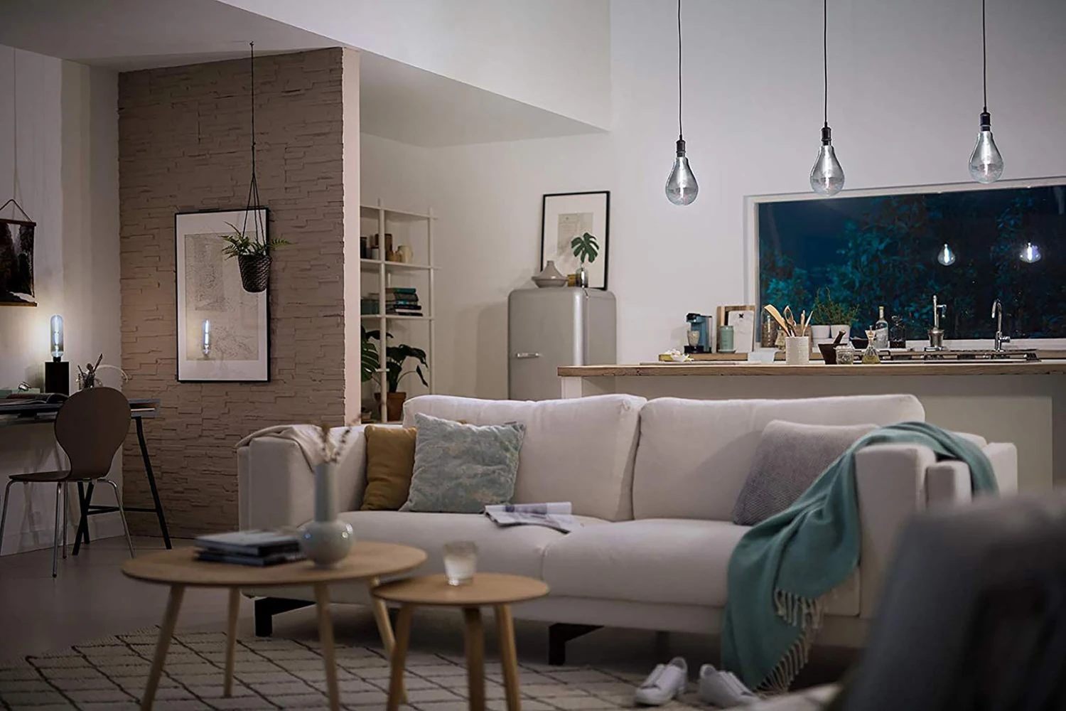 Philips LED Filament E27 6.5W (25W) Dim Giant Bulb - Smoky 3 Philips LED Filament E27 6.5W (25W) Dim Giant Bulb - Smoky - Image 3